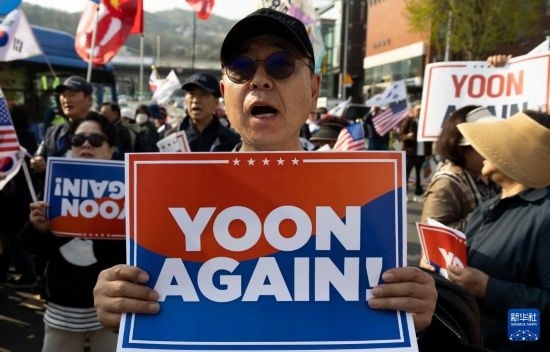 4月11日，在韓國首爾漢南洞官邸附近，支持者為韓國前總統(tǒng)尹錫悅送行。新華社發(fā)（全休相攝）