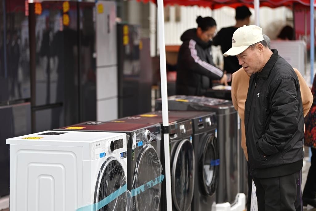 3月28日，天津市北辰區(qū)舉行2025年消費品以舊換新惠民服務(wù)活動，吸引眾多市民前來選購。新華社記者 李然 攝