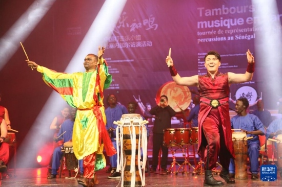 4月10日，在塞內(nèi)加爾首都達(dá)喀爾的國家大劇院，中央音樂學(xué)院進(jìn)擊打擊樂團(tuán)與塞內(nèi)加爾杜杜·恩迪亞耶·羅斯打擊樂團(tuán)同臺演出。新華社記者 司源 攝
