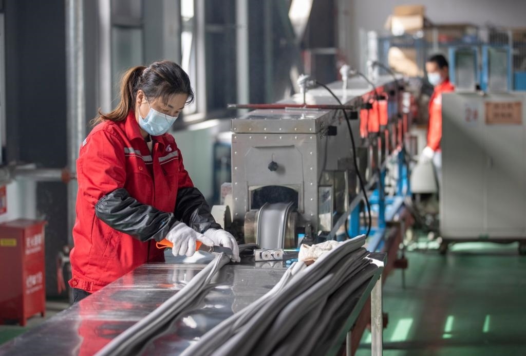 3月27日，在位于寧夏賀蘭工業(yè)園區(qū)的湯姆森電氣有限公司生產(chǎn)車間內(nèi)，工作人員制作硅膠絕緣護套。新華社記者 楊植森 攝