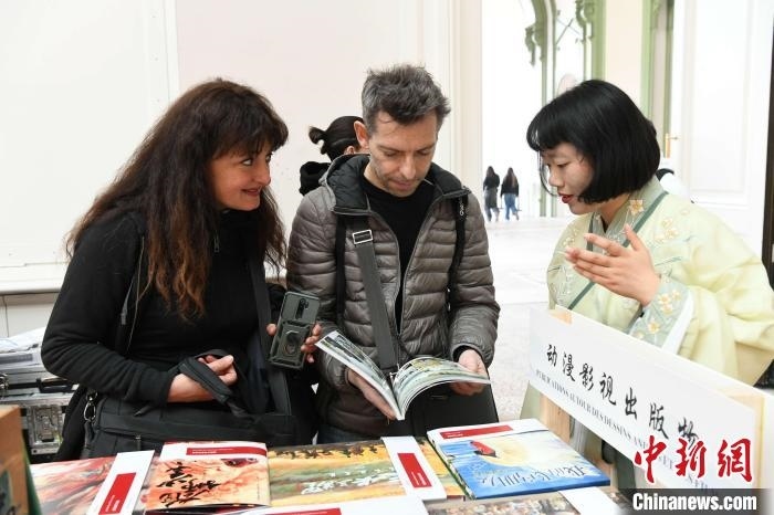 當(dāng)?shù)貢r(shí)間4月11日，2025年巴黎圖書節(jié)在巴黎大皇宮揭幕。中國出版代表團(tuán)攜千余種中國精品圖書亮相展會。 中新社記者 李洋 攝