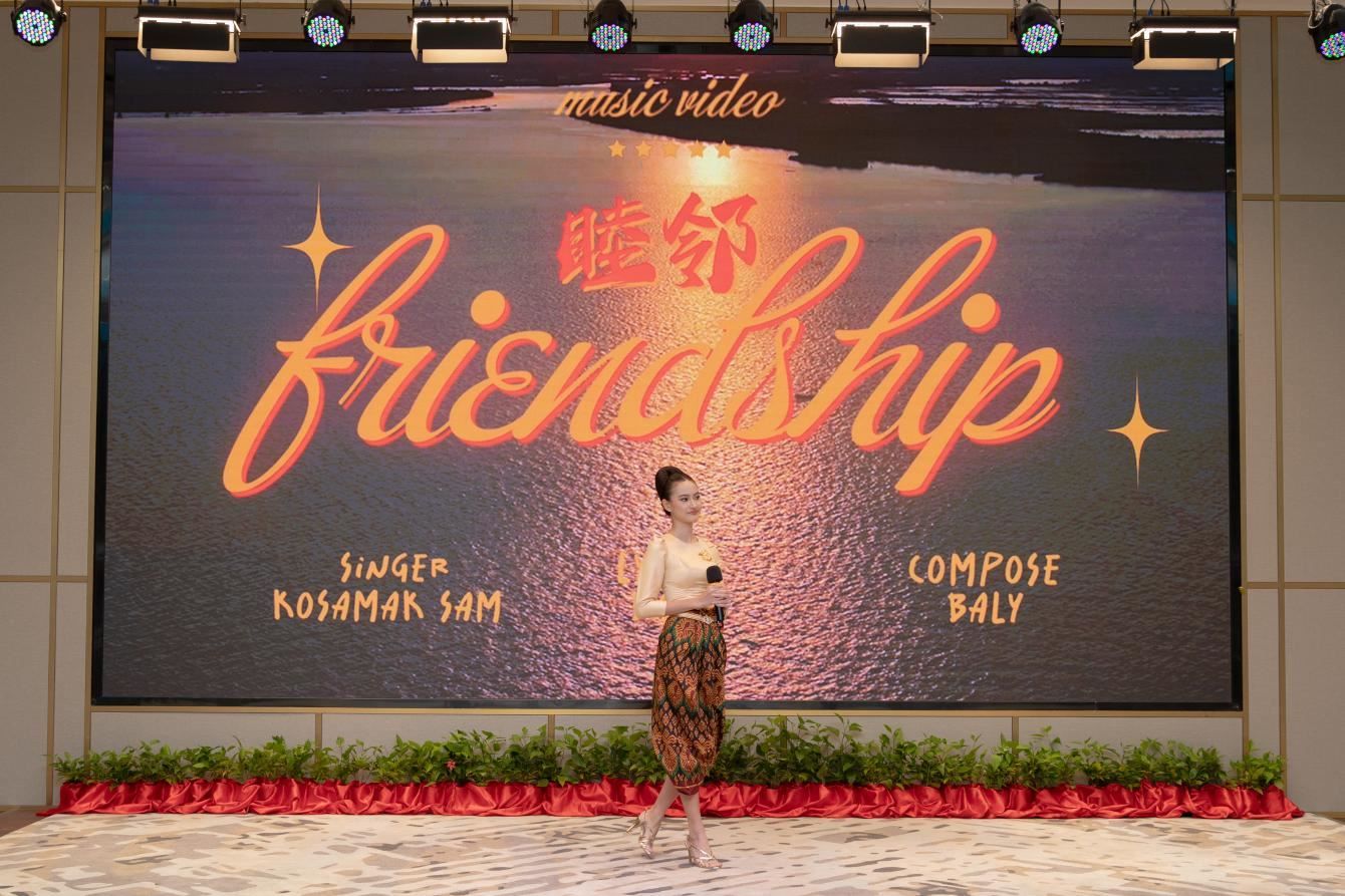 柬埔寨歌手珂撒瑪演唱紀(jì)錄片《睦鄰·柬埔寨》主題曲。柬埔寨數(shù)字電視有限公司供圖