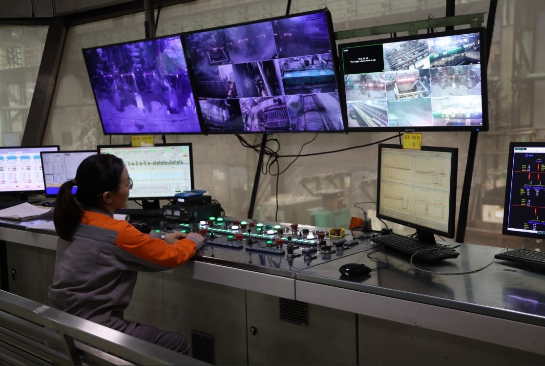 工作人員在馬中關丹產業(yè)園內的聯合鋼鐵生產車間內工作。（人民日報記者楊一 攝）