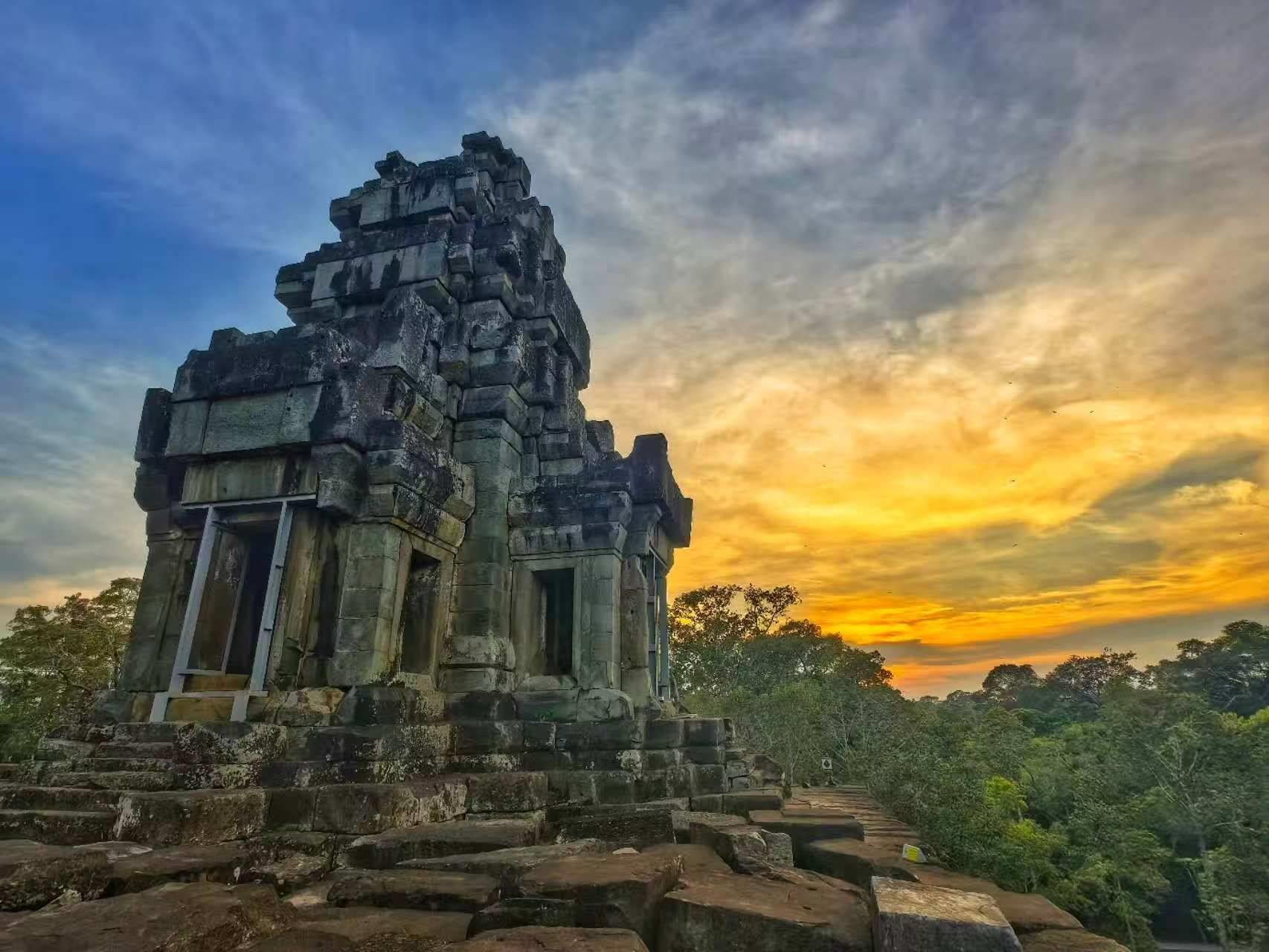 由中國專家修復的茶膠寺最高處的砂巖塔。（人民日報記者強薇 攝）