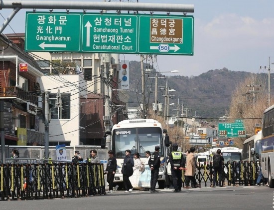  4月3日，在韓國首爾，警察在韓國憲法法院附近進行交通管制。新華社記者姚琪琳攝