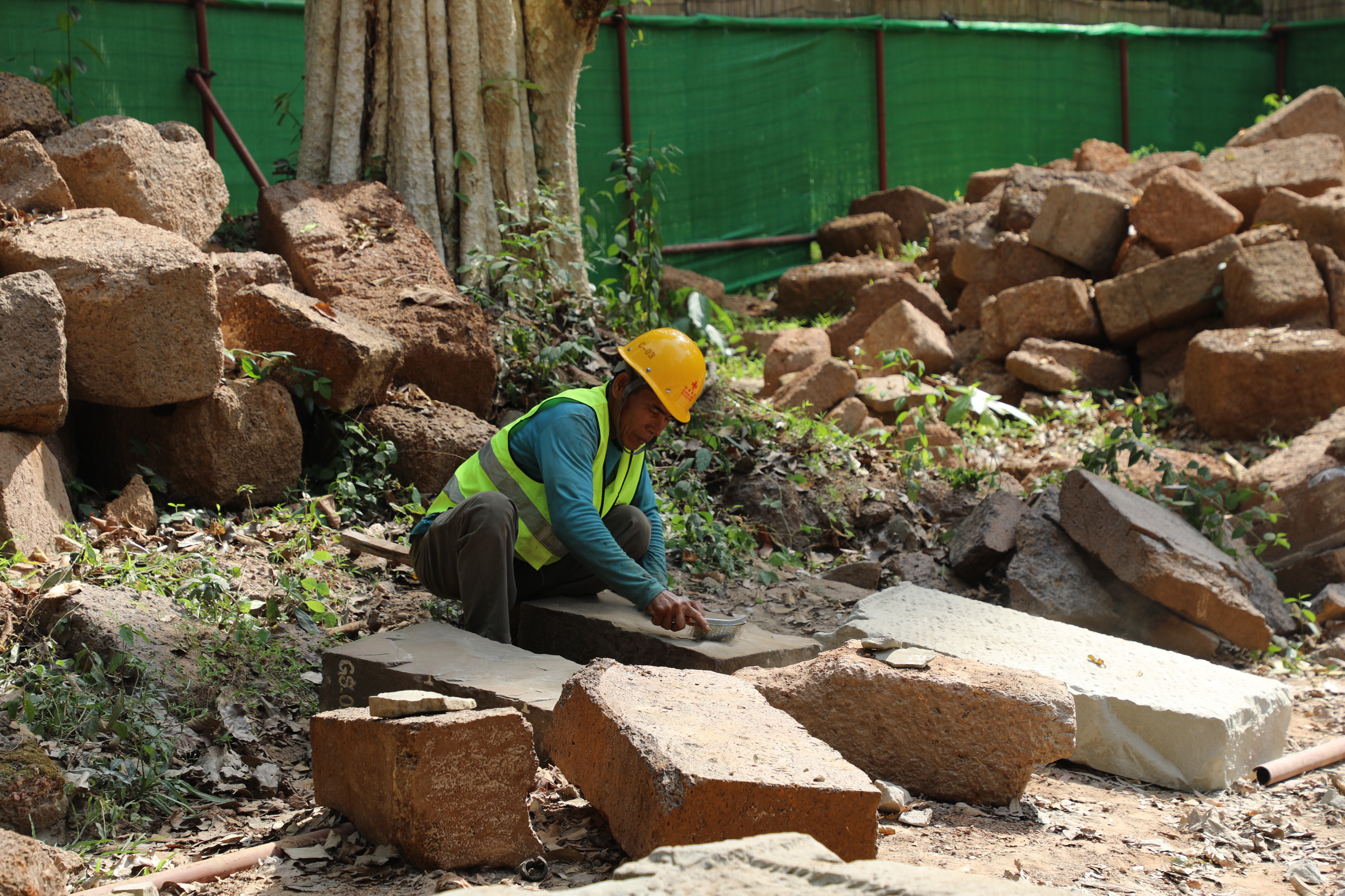 一名柬埔寨工人正在王宮遺址修復現(xiàn)場工作。（人民日報記者曹師韻 攝）