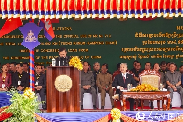 柬埔寨首相洪瑪奈在剪彩儀式上致辭。人民網(wǎng)記者 程是頡攝