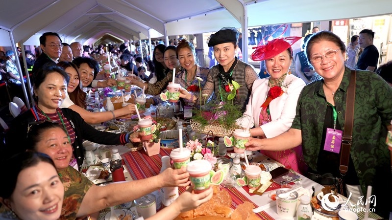 海外華僑在活動(dòng)現(xiàn)場(chǎng)品嘗“家鄉(xiāng)味”。人民網(wǎng)記者 符武平攝