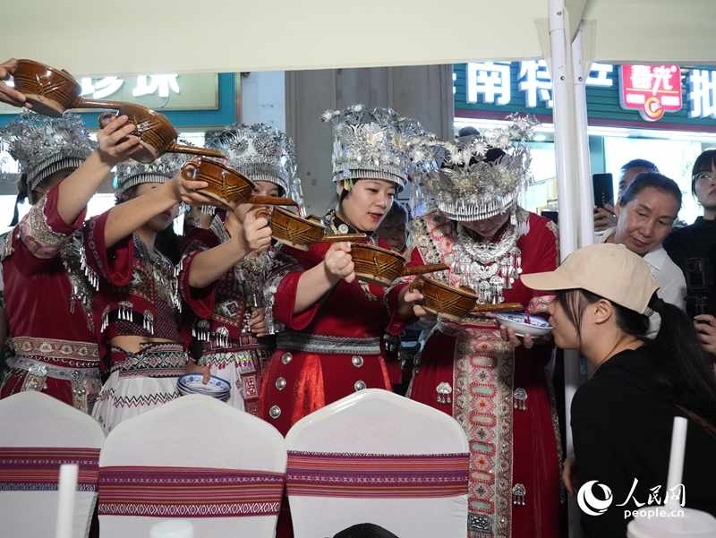 游客體驗(yàn)互動(dòng)演出《高山流水》。人民網(wǎng)記者 張力洋攝