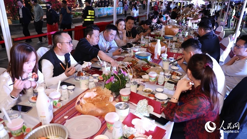 消博會(huì)嘉賓沉浸享用長(zhǎng)桌宴。人民網(wǎng)記者 符武平攝