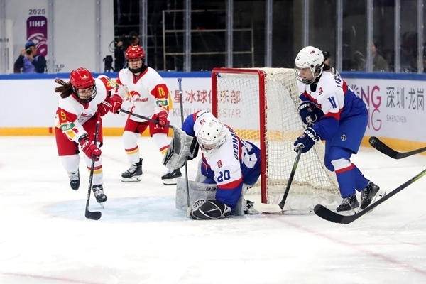 中國隊(duì)球員孔明會(左一)射門。圖片來源：中國冰球協(xié)會