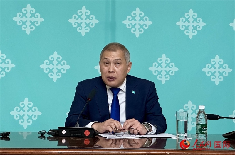 哈薩克斯坦駐華大使沙赫拉特·努雷舍夫在哈駐華大使館舉辦新聞發(fā)布會(huì)。人民網(wǎng)阿爾達(dá)克 攝
