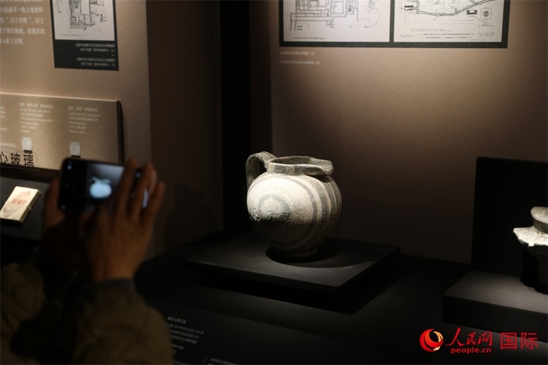 參觀者在拍攝。4月14日，來自希臘伊拉克利翁考古博物館的文物在故宮博物院展出。（人民網(wǎng) 張澤宇攝）