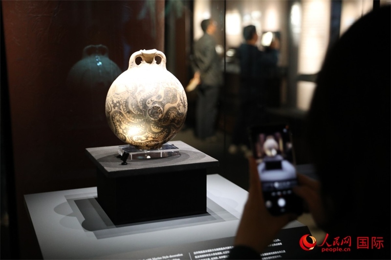參觀者在拍攝。4月14日，來自希臘伊拉克利翁考古博物館的文物在故宮博物院展出。（人民網(wǎng) 張澤宇攝）