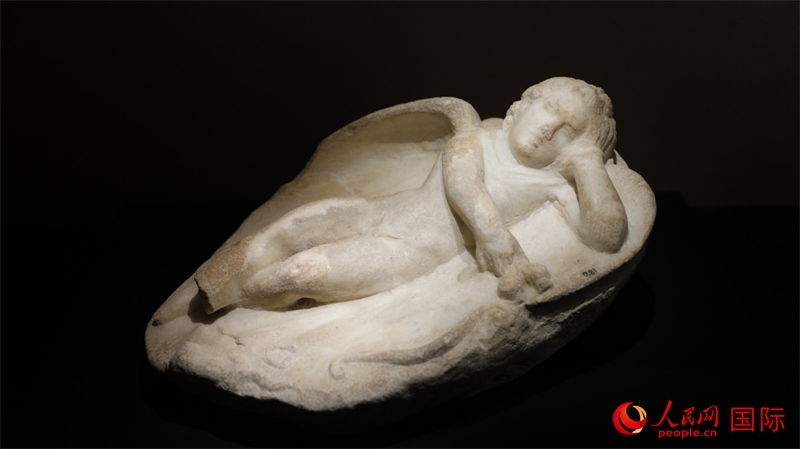 沉睡的厄洛斯大理石浮雕。4月14日，來自希臘伊拉克利翁考古博物館的文物在故宮博物院展出。（人民網(wǎng) 張澤宇攝）