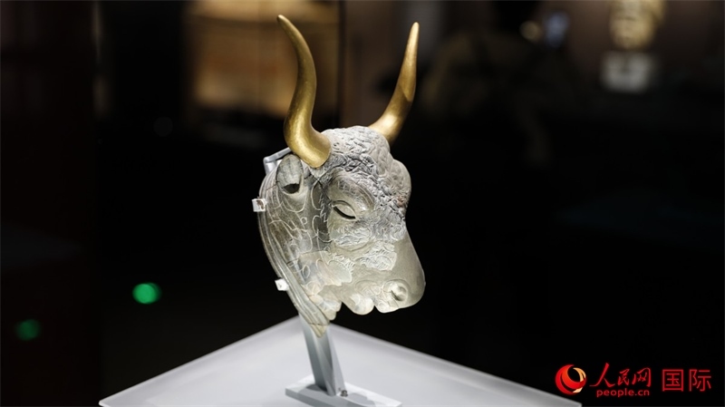 公牛頭型綠泥石來通杯。4月14日，來自希臘伊拉克利翁考古博物館的文物在故宮博物院展出。（人民網(wǎng) 張澤宇攝）