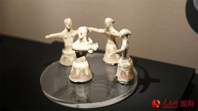 舞蹈者與音樂家雕塑群像。4月14日，來自希臘伊拉克利翁考古博物館的文物在故宮博物院展出。（人民網(wǎng) 張澤宇攝）