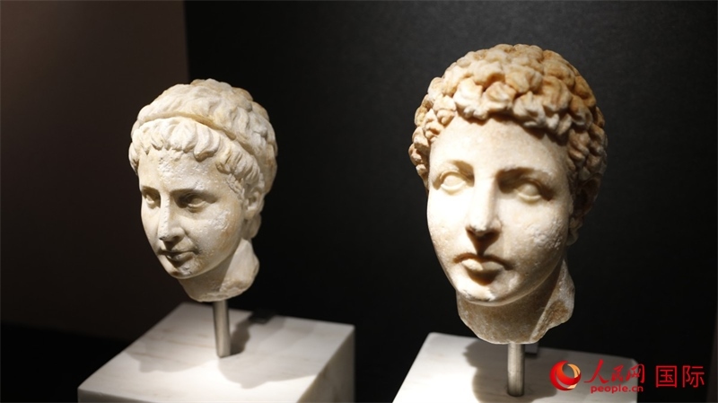 兄弟大理石頭像。4月14日，來自希臘伊拉克利翁考古博物館的文物在故宮博物院展出。（人民網(wǎng) 張澤宇攝）