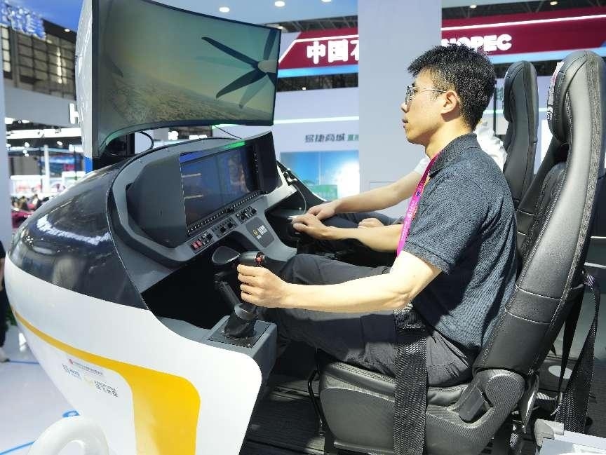 記者體驗(yàn)低空經(jīng)濟(jì)的應(yīng)用消費(fèi)場(chǎng)景。人民網(wǎng)記者 張力洋攝