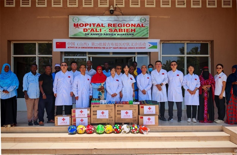中國（山西）第23批援吉布提醫(yī)療隊在當?shù)亻_展義診，并捐贈一批急需藥品。中國（山西）第23批援吉布提醫(yī)療隊供圖
