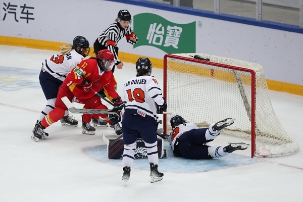 中國隊球員曲樂(左二)破門得分。圖片來源：中國冰球協(xié)會 此役中國隊首發(fā)陣容是詹佳慧、于柏巍、孔明會、趙啟男、曲樂、方新。比賽進(jìn)行至2分43秒，荷蘭隊率先取得進(jìn)球，1:0領(lǐng)先。失球后的中國隊打得更加積極主動，多次獲得射門機會，但可惜沒有破門得分。 第二節(jié)39分34秒，中國隊曲樂在王佳欣和孔明會的助攻下破門，將比分扳平，這也是中國隊在本屆賽事中取得的首個進(jìn)球。 末節(jié)43分42秒，荷蘭隊球員勾人犯規(guī)，被判罰任意球。中國隊張夢瑩執(zhí)行并打進(jìn)，2:1反超比分。最后階段，荷蘭隊撤下守門員，場上6人進(jìn)攻但未能進(jìn)球。最終，中國隊以2:1逆轉(zhuǎn)戰(zhàn)勝對手，取得本屆世錦賽首場勝利。 在昨日進(jìn)行的另外兩場比賽中，奧地利隊3:2力克斯洛伐克隊，法國隊2:1戰(zhàn)勝丹麥隊。三輪比賽過后，奧地利隊三戰(zhàn)全勝領(lǐng)跑積分榜，斯洛伐克隊和法國隊2勝1負(fù)分列二、三位，丹麥隊和中國隊1勝2負(fù)排在四至五位，荷蘭隊三戰(zhàn)皆負(fù)積分墊底。