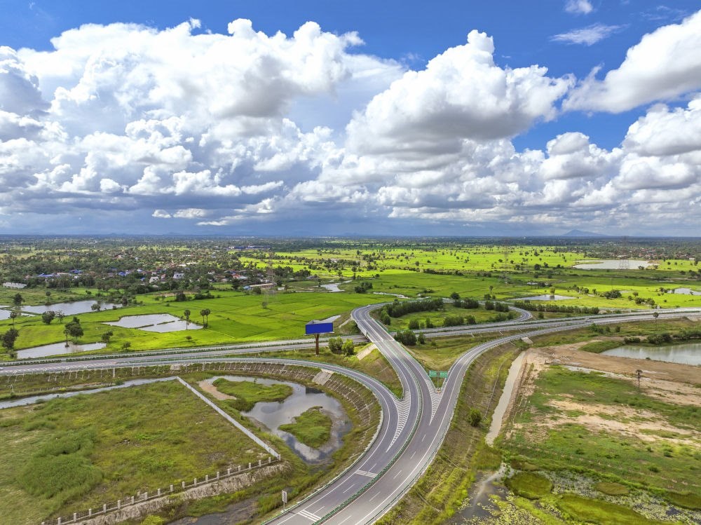 2024年9月25日在柬埔寨磅士卑省拍攝的金港高速公路（無人機照片）。連接柬埔寨首都金邊和最大深水海港西哈努克港的金港高速公路，是中柬共建“一帶一路”標志性項目。
