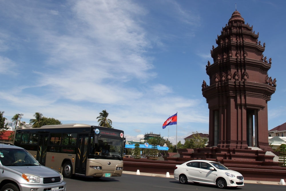 2018年1月5日，在柬埔寨金邊，一輛中國援助的“宇通”公交車經(jīng)過獨立紀念碑。