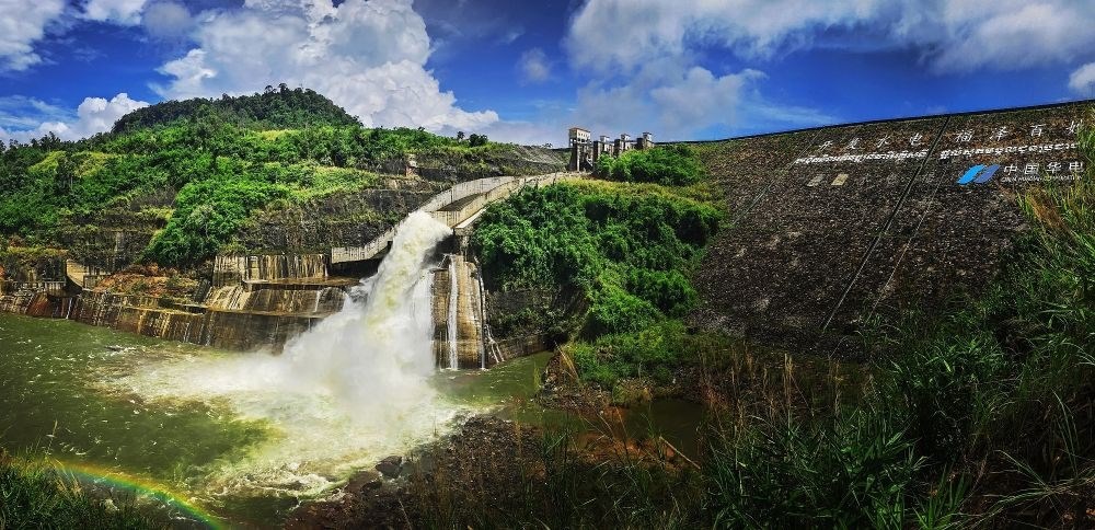 2018年6月22日在柬埔寨戈公省拍攝的中國援柬額勒賽水電站上大壩。