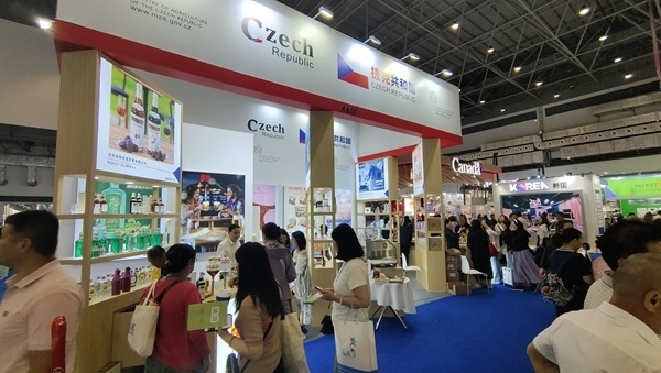 觀展者在各國展臺采購、咨詢。人民網(wǎng)記者 李彤?dāng)z