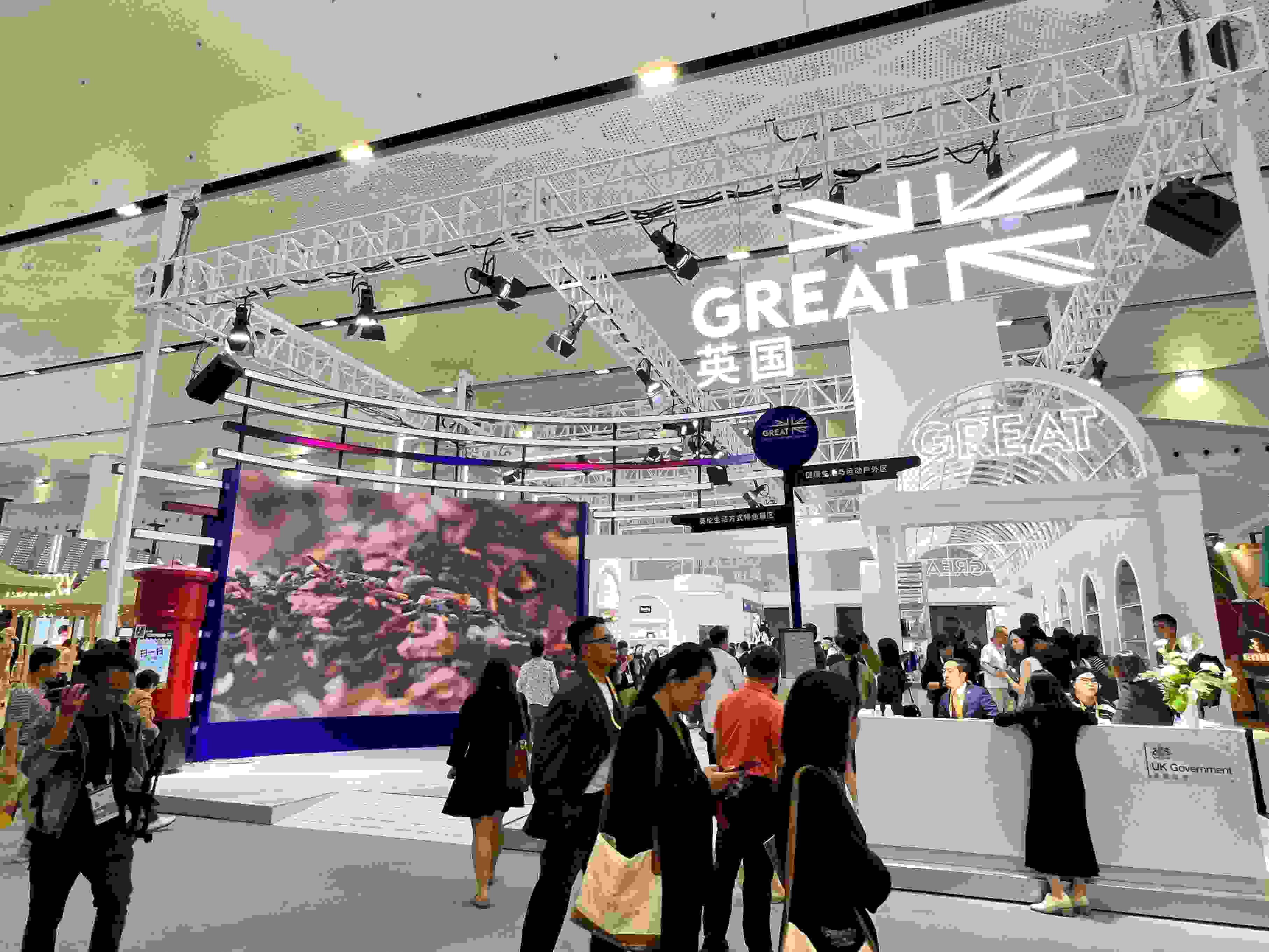 在消博會上，主賓國英國國家館開館。人民網(wǎng)記者 趙瞳攝