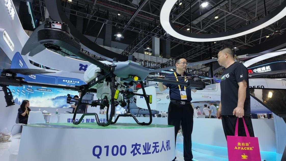 低空經(jīng)濟(jì)展區(qū)展出的農(nóng)業(yè)無人機(jī)裝備。人民網(wǎng) 歐陽易佳攝
