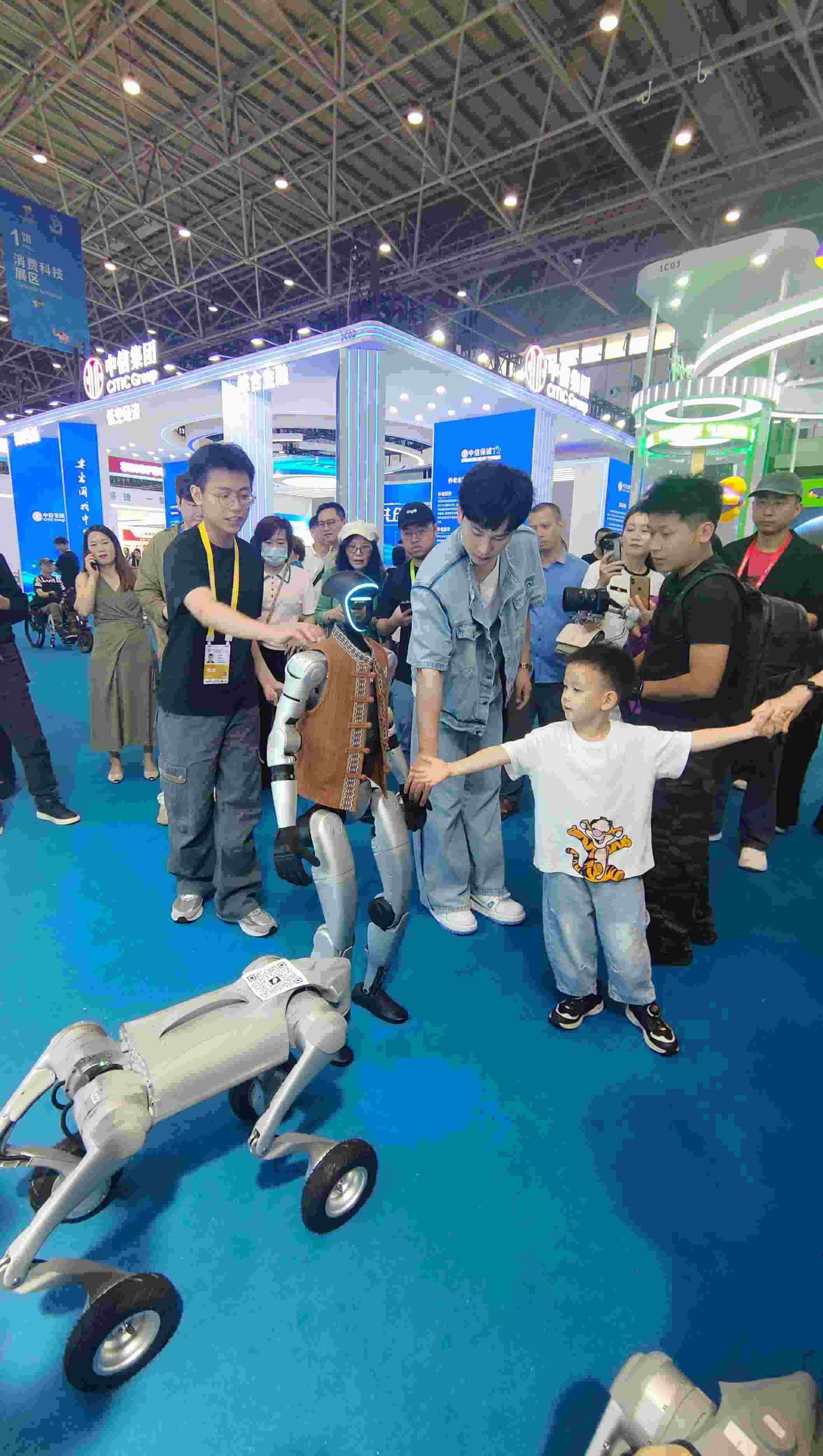 消博會現(xiàn)場，機(jī)器人等科技消費產(chǎn)品吸引觀展者駐足。人民網(wǎng)記者 李彤?dāng)z