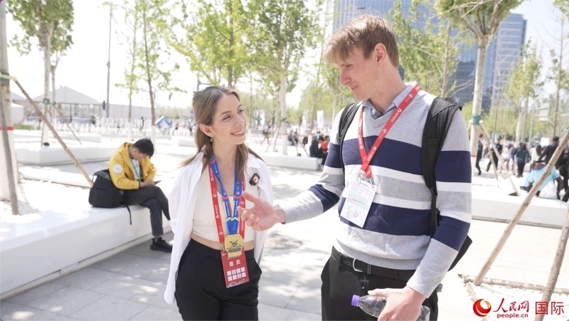 墨西哥的參賽選手阿蘭薩蘇?巴燕（左）與瑞士選手喬文韜。人民網(wǎng)記者 袁蒙攝