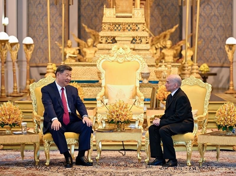 4月17日，柬埔寨國(guó)王西哈莫尼同習(xí)近平主席在金邊王宮舉行會(huì)見(jiàn)。