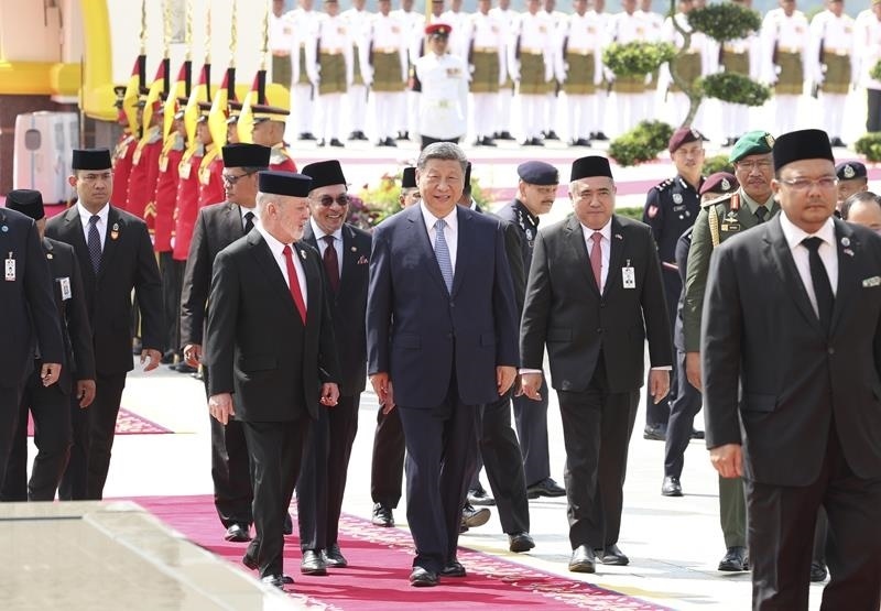 4月16日，馬來(lái)西亞最高元首易卜拉欣在馬來(lái)西亞國(guó)家王宮廣場(chǎng)為習(xí)近平主席舉行隆重歡迎儀式。