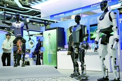 3月27日，在中關(guān)村展示中心常設(shè)展上，人形機(jī)器人“天工”向參觀者招手示意。新華社記者 鞠煥宗攝