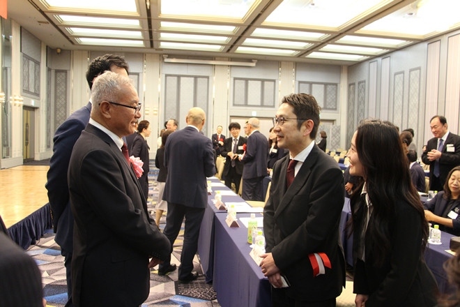 與會(huì)嘉賓熱切交流。中國(guó)駐福岡總領(lǐng)館供圖