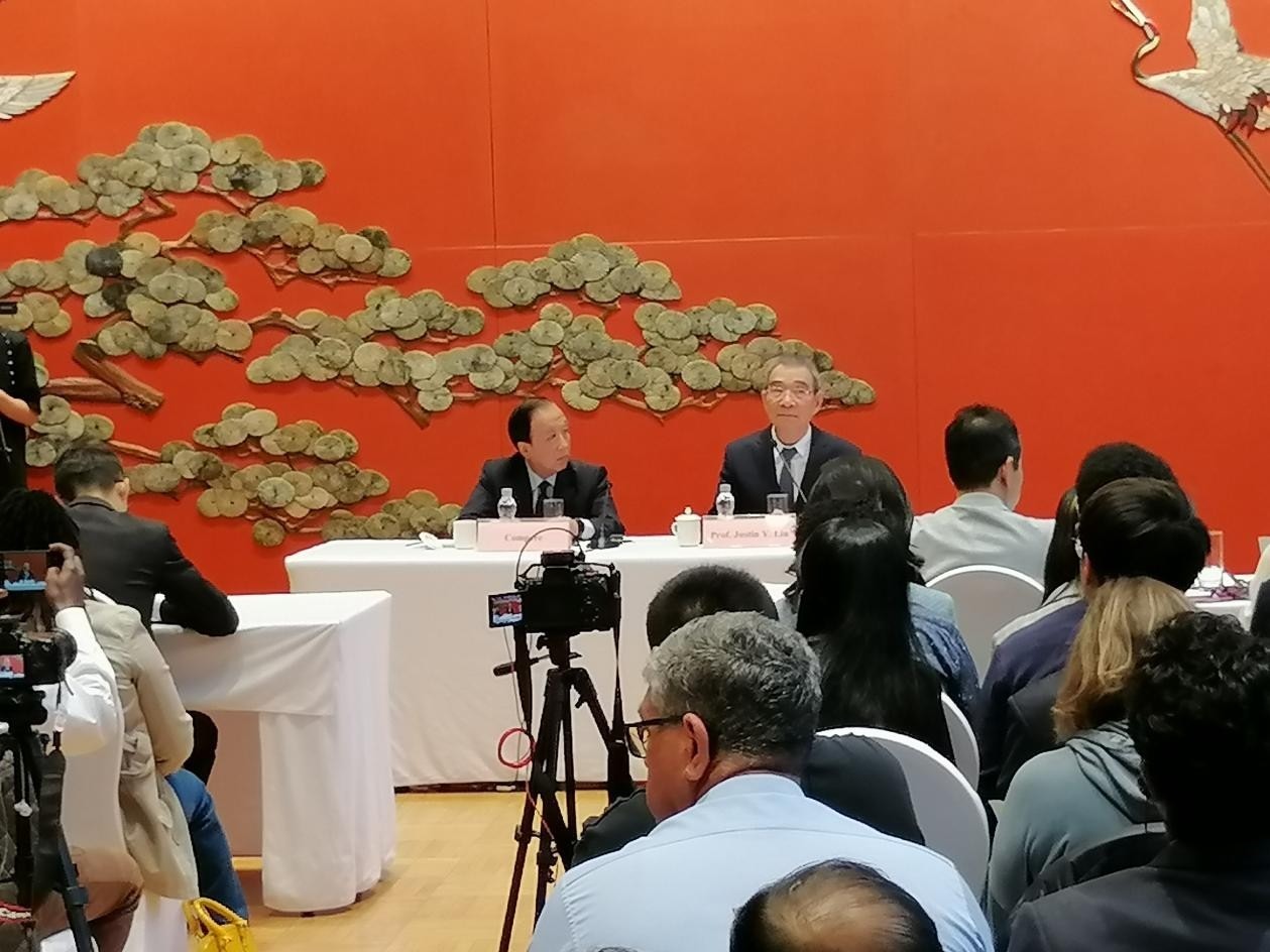 圖為21日舉行的“臨甲7號沙龍”，林毅夫（右一）在回答中外媒體記者的提問。 人民網(wǎng)記者 李瀟攝