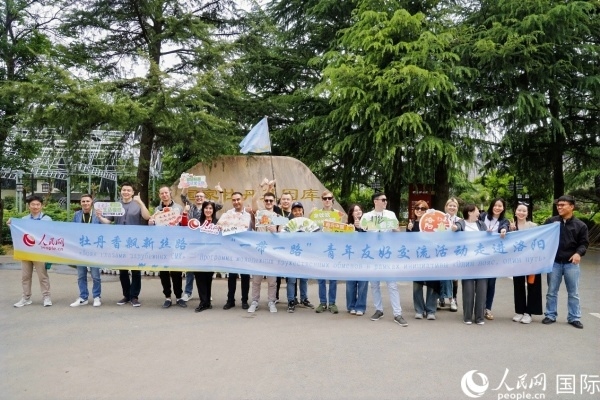 4月21日，人民網(wǎng)“一帶一路”青年友好交流活動(dòng)走進(jìn)洛陽。人民網(wǎng)記者 魯揚(yáng)攝