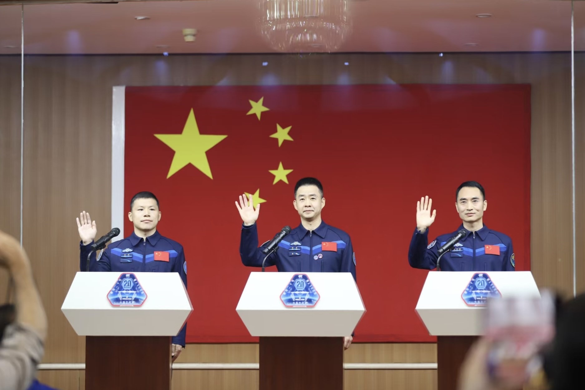 4月23日，神舟二十號(hào)航天員乘組在酒泉衛(wèi)星發(fā)射中心問(wèn)天閣與中外媒體記者集體見(jiàn)面。人民網(wǎng)記者 黃帆攝