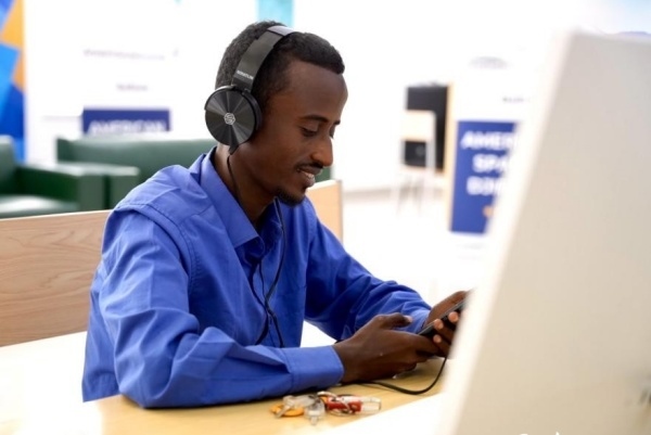 在明亮現(xiàn)代的信息技術(shù)閱覽室，當(dāng)?shù)刈x者正在沉浸式學(xué)習(xí)，塔里克·易卜拉欣攝