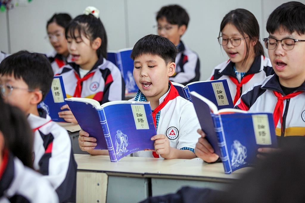 △2025年4月21日，河南焦作，學(xué)生們在誦讀《論語》。