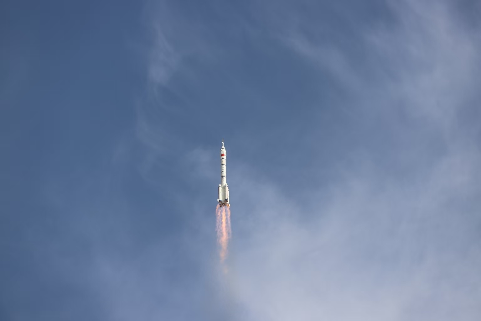 長(zhǎng)征二號(hào)F遙二十運(yùn)載火箭點(diǎn)火發(fā)射。人民網(wǎng)記者 黃帆攝