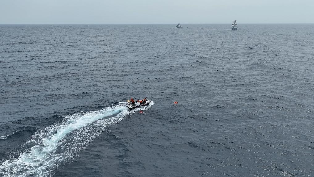 4月23日，中越海警開展海上聯(lián)合搜救演練，模擬營救落水人員。（中國海警供圖）