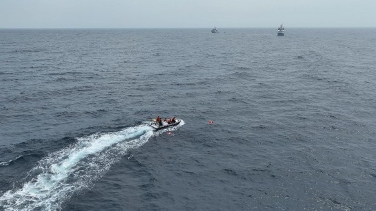 4月23日，中越海警開展海上聯(lián)合搜救演練，模擬營(yíng)救落水人員。（中國(guó)海警供圖）