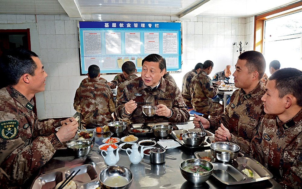 2014年1月26日，習(xí)近平主席專程來到內(nèi)蒙古軍區(qū)邊防某部，親切看望慰問戍邊官兵。這是在連隊食堂，習(xí)近平主席同戰(zhàn)士們一起用餐。