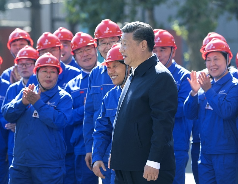 2018年9月26日，在中國一重集團，習近平總書記走到工人中間，同大家親切交流。