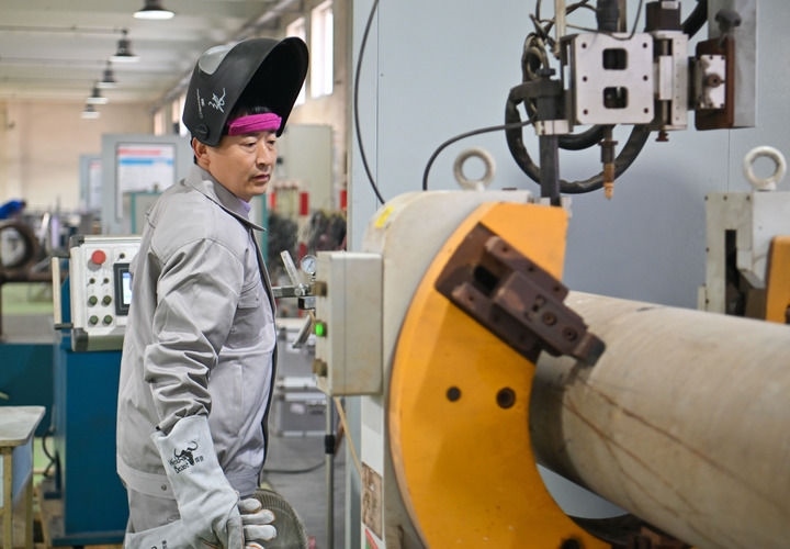 在中石化第四建設(shè)有限公司工匠學(xué)院，全國人大代表、中石化第四建設(shè)有限公司工匠學(xué)院焊接教練張振連操作自動焊機（2025年2月21日攝）。新華社記者 孫凡越 攝