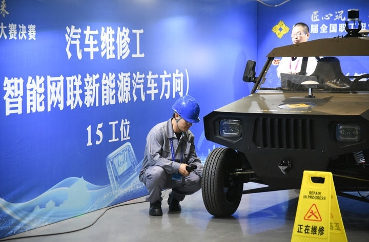 2024年9月11日，由全國總工會、人力資源和社會保障部等單位主辦的第八屆全國職工職業(yè)技能大賽決賽在陜西開幕。這是選手在位于西安國際會展中心的比賽場地參加汽車維修工（智能網(wǎng)聯(lián)新能源汽車方向）工種比賽。新華社記者 張博文 攝