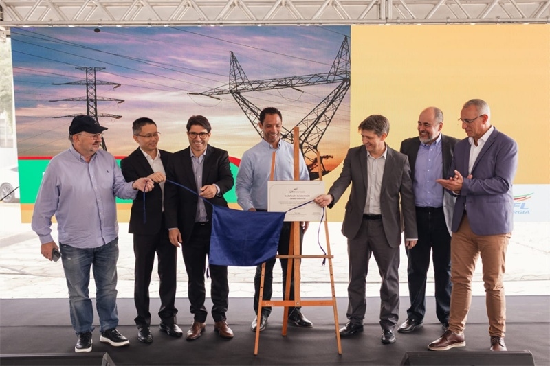 CPFL公司執(zhí)行副總裁弗拉維奧·恩里克·里貝羅（中）、CPFL輸電公司總裁李甫（左二）、南里奧格蘭德州州議員阿洛伊西奧·克拉斯曼（左一）、州長(zhǎng)代表豪爾赫·波佐邦（右一）等出席投運(yùn)儀式。 中國(guó)國(guó)家電網(wǎng)巴西電力CPFL公司供圖